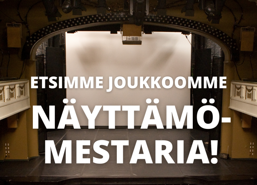 Valokuva suuresta näyttämöstä katsomosta näyttämölle päin. Kuvan päällä lukee: etsimme joukkoomme näyttämömestaria!