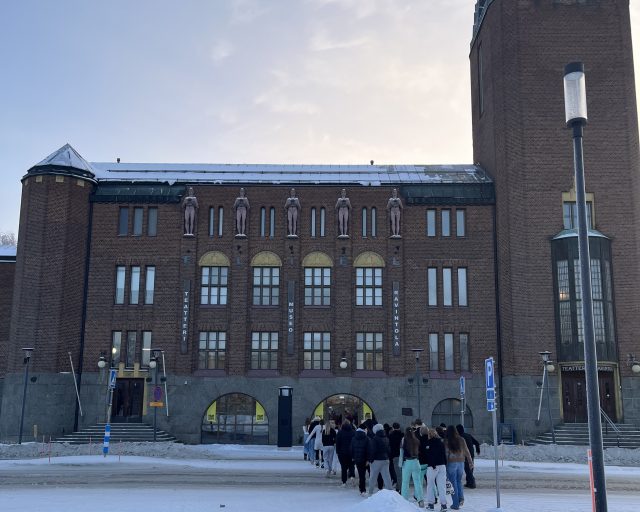Joukko ihmisiä kävelee kaupunginteatterin pääovea kohti