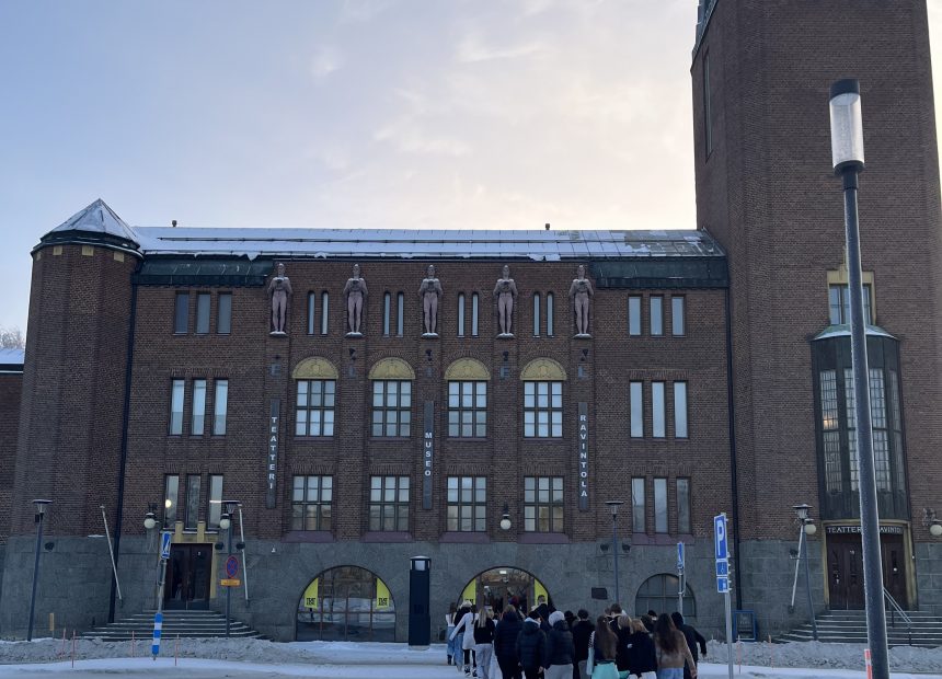 Joukko ihmisiä kävelee kaupunginteatterin pääovea kohti