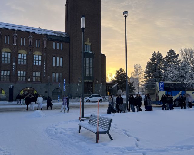 Joukko ihmisiä kävelee kaupunginteatterin pääovea kohti