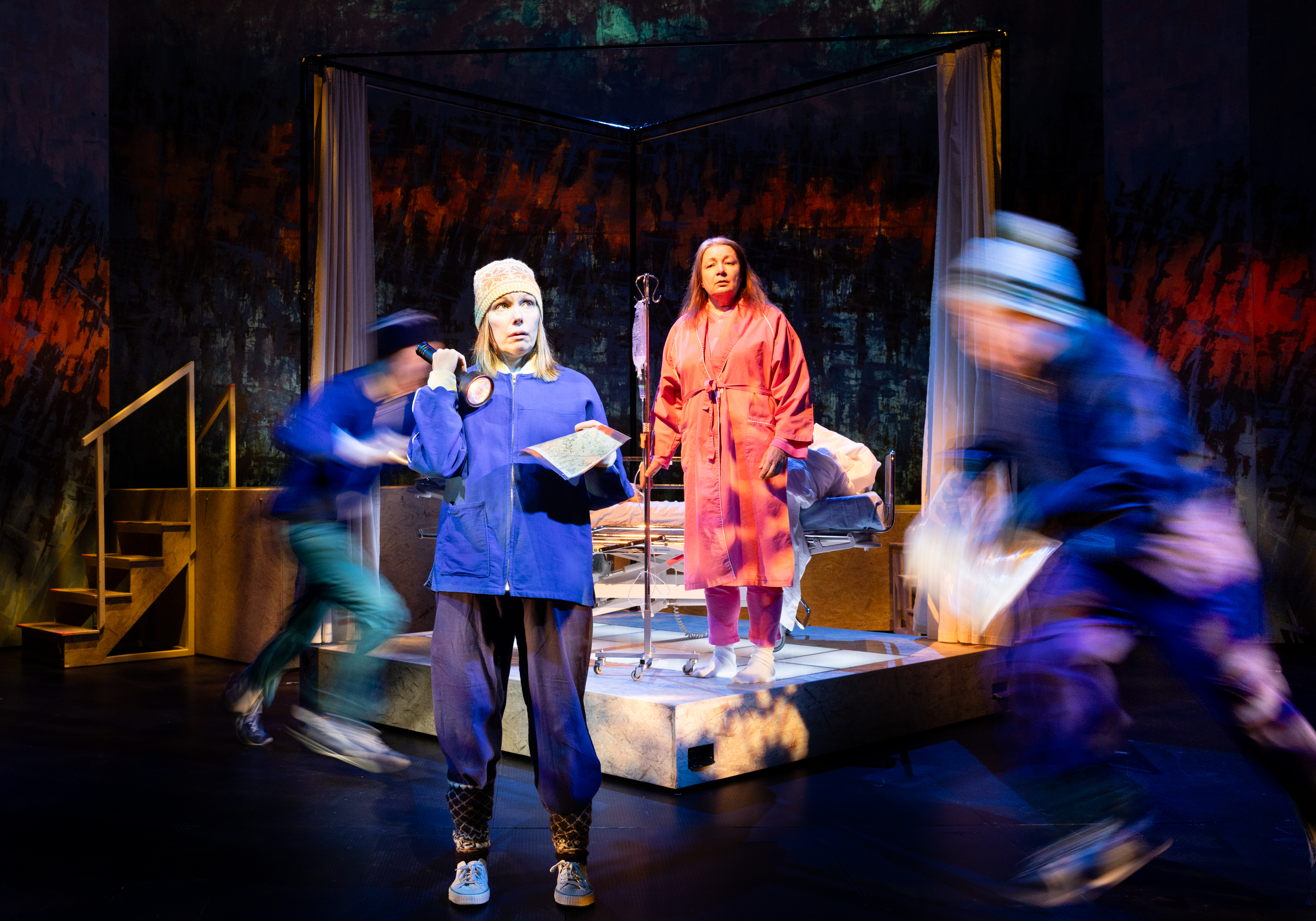 Näytelmässä aivovaurion saanut äiti Hanna (rooleissa Suvi-Maaria Virta ja Anna Ojanne) harhailee muistoissaan lapsuuden suunnistuskisoissa ja tanssilavoilla.