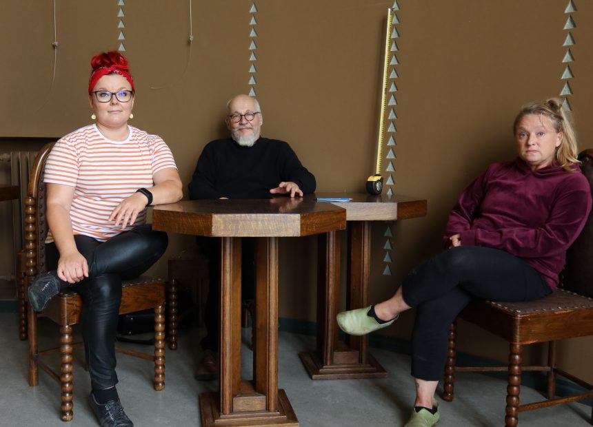 Taiteilijat Satu Laaninen, Esko-Pekka Tiitinen ja Tytti Putkonen teatterin yleisölämpiön pöydän ääressä.