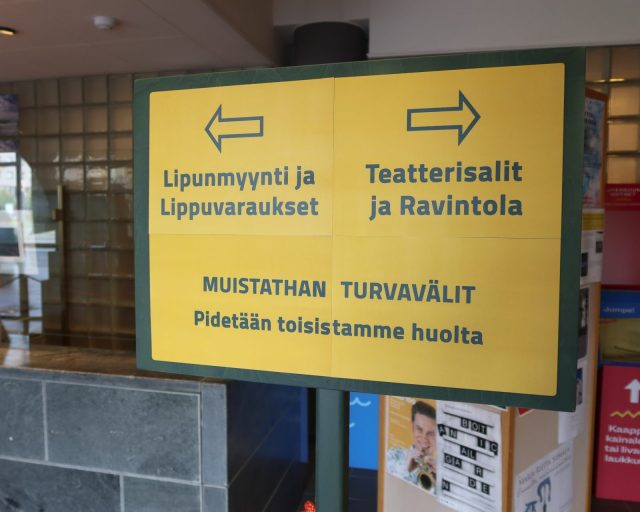 Lipunmyyntiaulan kyltissä muistutetaan pitämään huolta turvaväleistä