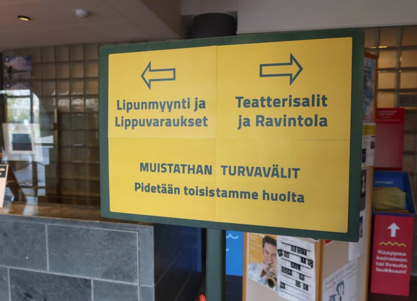 Lipunmyyntiaulan kyltissä muistutetaan pitämään huolta turvaväleistä