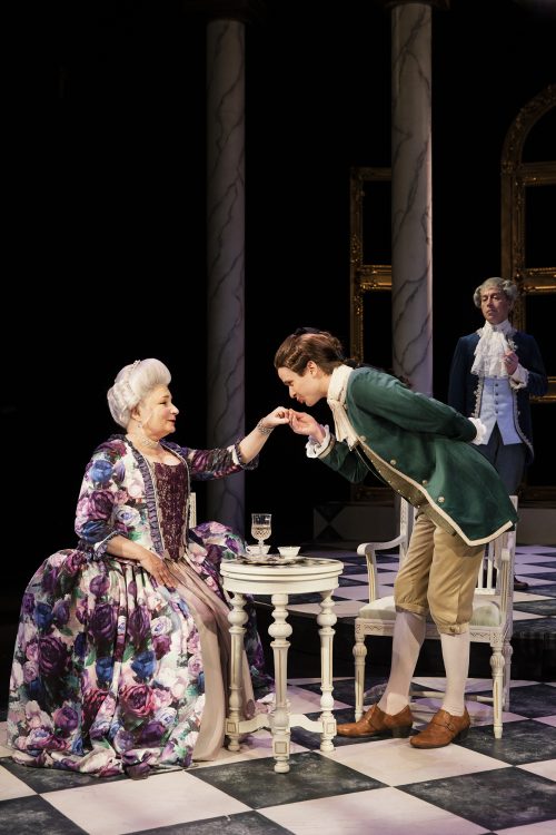 Herra Danceny suutelee markiisitar de Merteuilia kädelle.