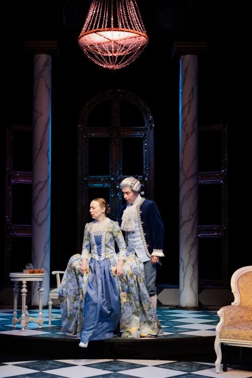 Kreivi de Valmont ja rouva de Tourvel keskustelevat. Molemmat ovat pukeutuneet ransakaisen aateliston muodinmukaisiin vaatteisiin. Valmontilla on valkoinen peruukki. Rouva de Tourvelilla lantiota leventävä mekko.