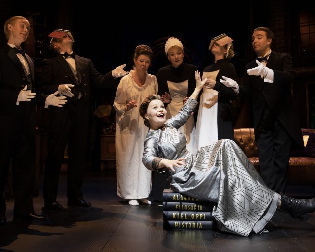 My Fair Lady Eliza nousee lentoon kirjojen päällä.