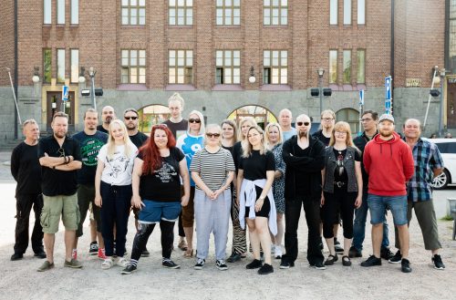 Teatterin tekninen henkilöstö kuvattuna Joensuun kaupunginteatterin edessä.